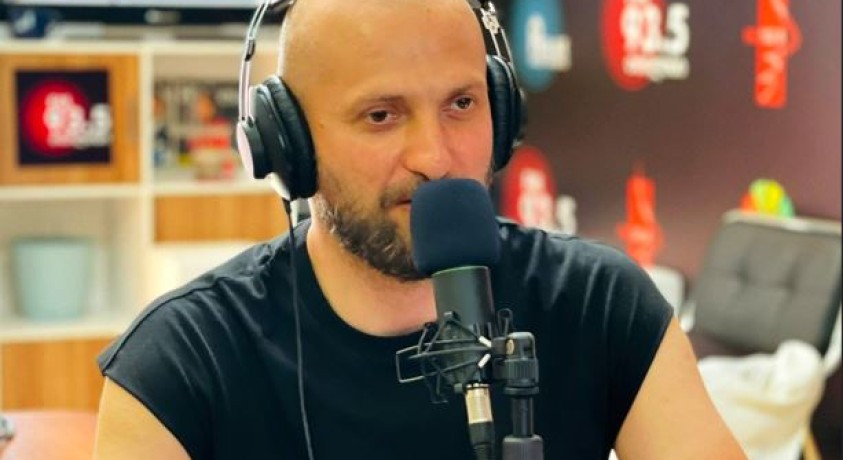 „რადიო თბილისის“ მფლობელი აცხადებს, რომ კომპანიის ანგარიშები და ქონება დაუყადაღეს