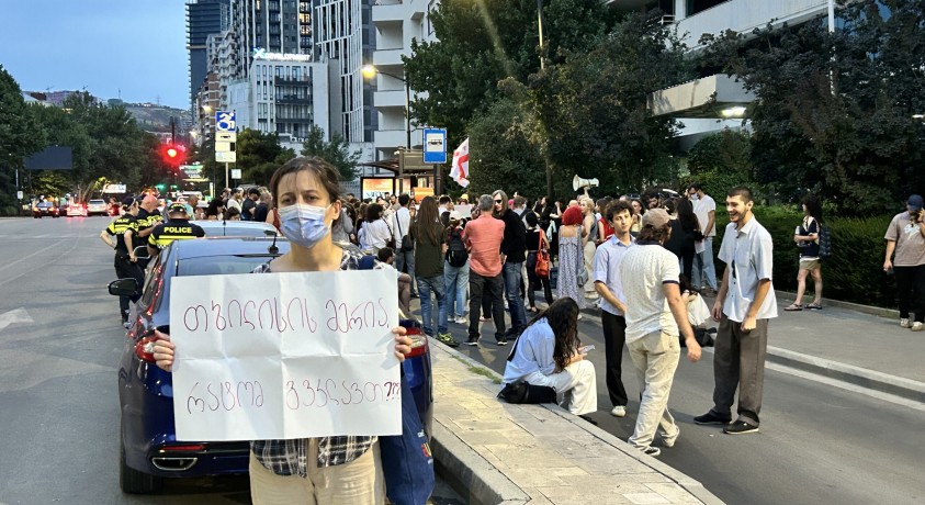 „სიკვდილით სავსე ქალაქი“ – პროტესტი თბილისის მერიასთან