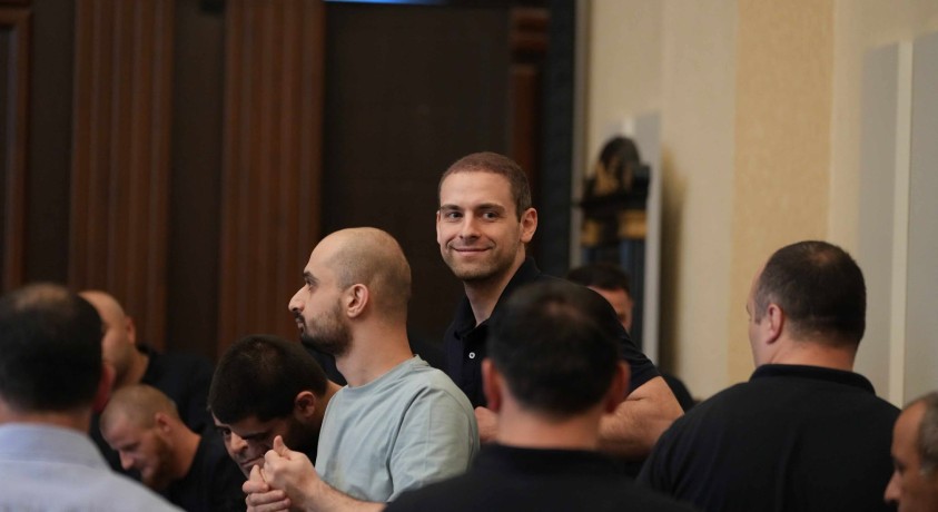 გდდ-ს ორი თანამშრომლის ჩვენებით, აქციებისას მათ მაიდენტიფიცირებელი ნიშნები ჰქონდათ