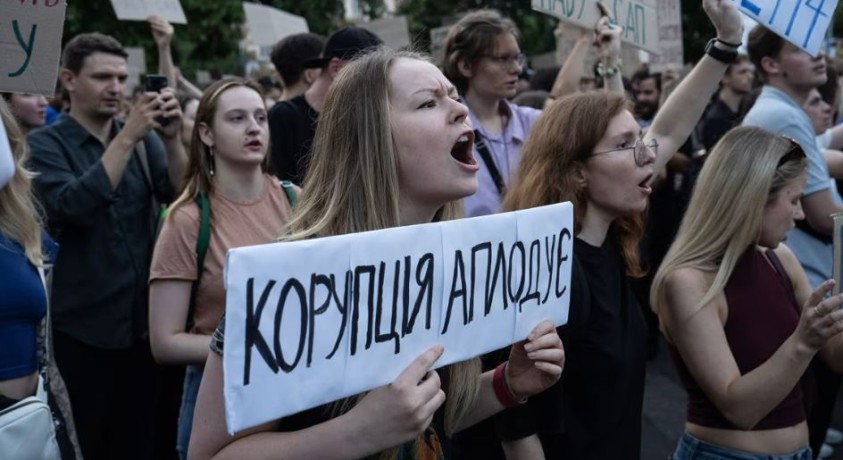 ვოლოდიმირ ზელენსკის რთული ბრძოლა – საპროტესტო აქციების მეორე დღე უკრაინაში