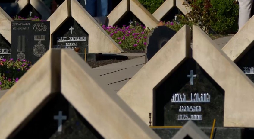 ოპოზიციის წარმომადგენლებმა პატივი მიაგეს 2008 წლის ომში დაღუპულთა ხსოვნას