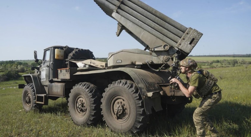 უკრაინის აღმოსავლეთ ფრონტზე უკრაინელი ჯარისკაცები კვლავ იგერიებენ რუსეთის შეტევებს