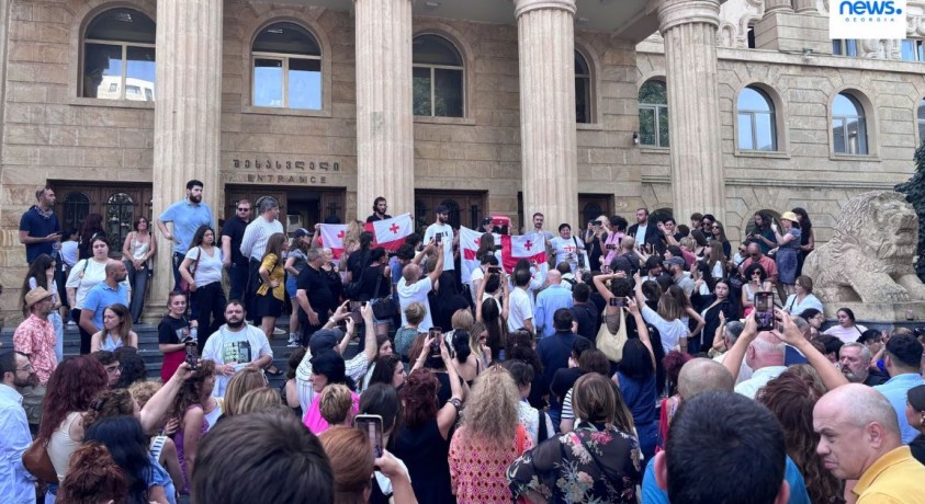სასამართლომ აქციებისას დაკავებულ რვავე პირს პატიმრობა მიუსაჯა