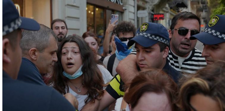 რუსთაველის გამზირზე ოცზე მეტი დემონსტრანტი დააკავეს