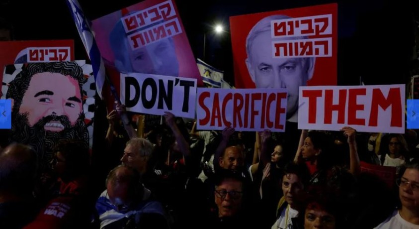 იერუსალიმში, ბენიამინ ნეთანიაჰუს რეზიდენციასთან, ათასობით მომიტინგე შეიკრიბა