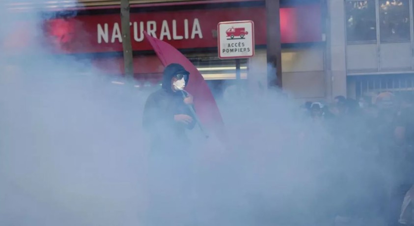 პარიზში მასშტაბური საპროტესტო აქციები ძალადობრივ შეტაკებაში გადაიზარდა