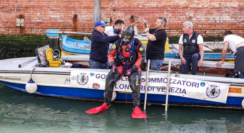 ვენეციელი გონდოლიერები ქალაქის უნიკალური არხების სისუფთავეზე  ზრუნავენ