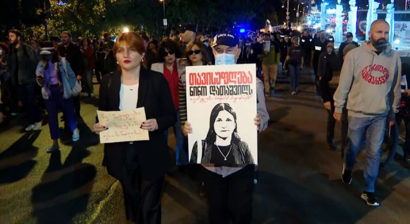 განათლების სამინისტროსთან ნინო დათაშვილის მხარდამჭერი აქცია გაიმართა