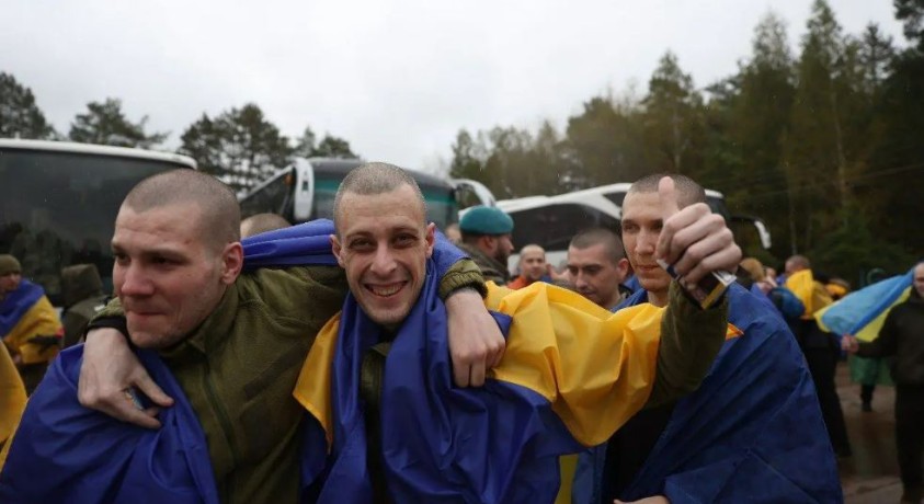 უკრაინელი ტყვეები რუსეთიდან სამშობლოში დაბრუნდნენ