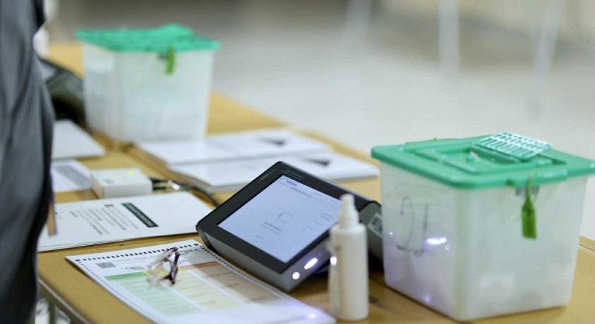 არჩევნებამდე რამდენიმე საათით ადრე მოსახლეობას პოლიტიკოსები მიმართავენ