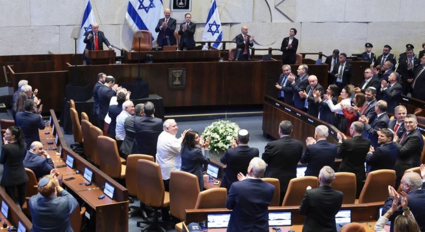 მძევლების გათავისუფლების ფონზე დონალდ ტრამპს ქნესეთში ოვაციებით დახვდნენ