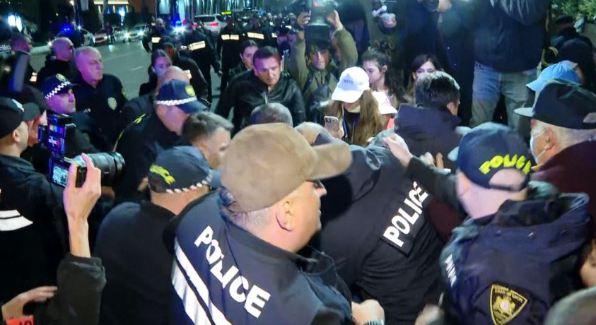 რუსთაველის გამზირზე 20-მდე მოქალაქე დააკავეს, ერთ-ერთი სისხლის სამართლის წესით