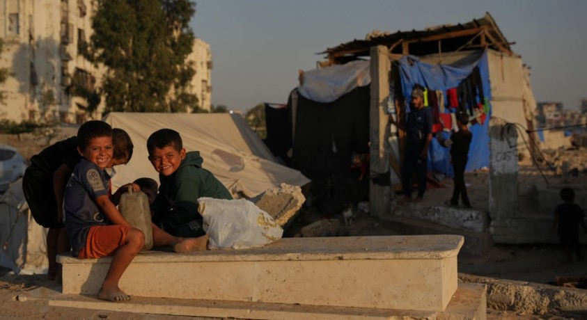 დაახლოებით 30 ოჯახი იძულებულია, ხან-იუნისში სასაფლაოს ტერიტორიაზე დაბანაკდეს