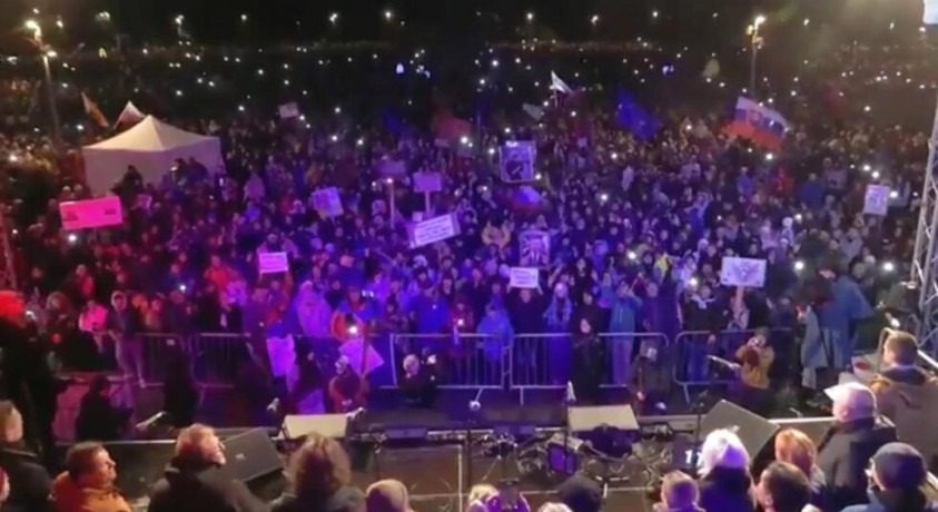 ფიცოს პოლიტიკა გააპროტესტეს სლოვაკეთში „ხავერდოვანი რევოლუციის” 36-ე წლისთავზე