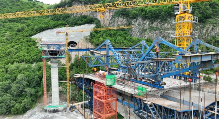 ქვეშეთი-კობის გზის მშენებლობისას, სავარაუდოდ, მიწის მასის ჩამოშლის შედეგად, ოთხი ადამიანი დაიღუპა