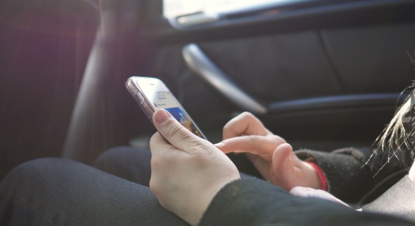 ევროპარლამენტი: „მოზარდი სულ მცირე 16 წლის უნდა იყოს, რათა სოციალური ქსელი გამოიყენოს”