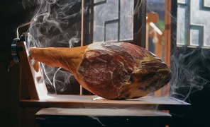 ზეითუნის ზეთი და ძინჰუის ლორი  –  სურსათის მსოფლიო მემკვიდრეობის ორი პროდუქტი, რომლებსაც მრავალი საუკუნეა, ამზადებენ