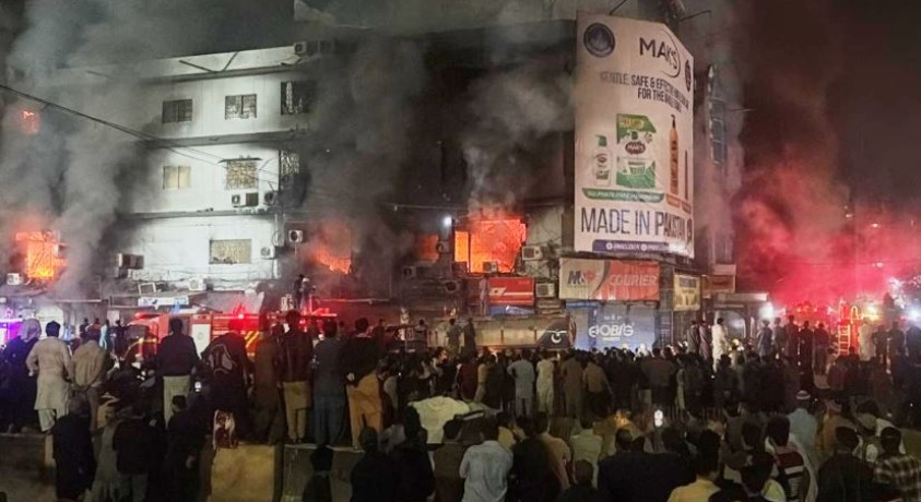 პაკისტანის ერთ-ერთ ყველაზე მსხვილ სავაჭრო ცენტრში გაჩენილ ხანძარს მსხვერპლი მოჰყვა