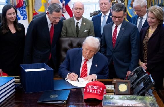 დონალდ ტრამპმა მთავრობის დაფინანსების კანონპროექტს ხელი მოაწერა