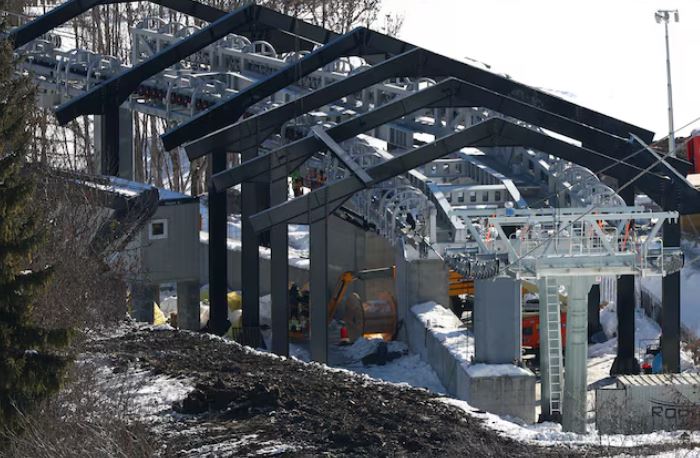 ზამთრის ოლიმპიური თამაშების დაწყებამდე ერთი დღით ადრე სამუშაოები კვლავ მიმდინარეობს