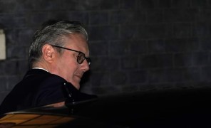 „ეფშტეინის ფაილების“ სკანდალის გამო ბრიტანეთში კირ სტარმერის გადადგომას ითხოვენ