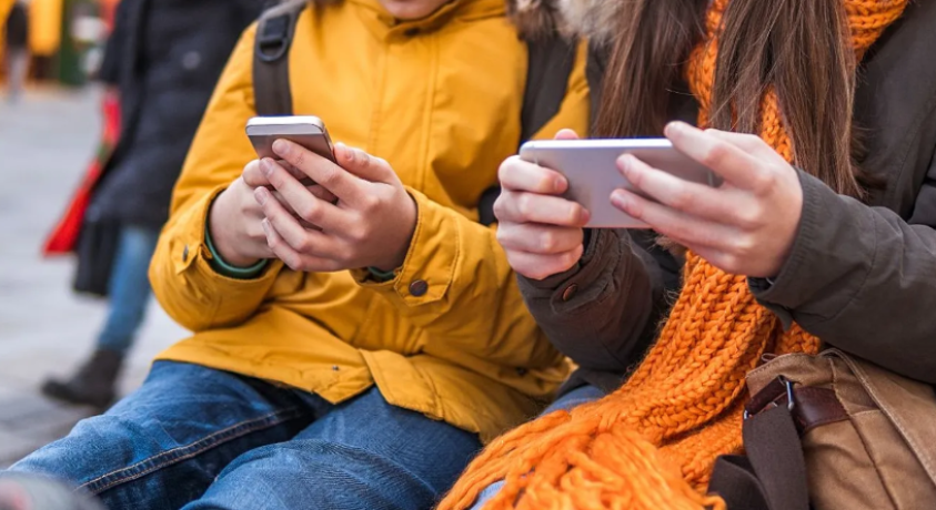 ჩეხეთი ბავშვებისთვის სოციალური ქსელების აკრძალვაზე საუბრობს, უფლებადამცველები – შეზღუდვების ალტერნატივაზე