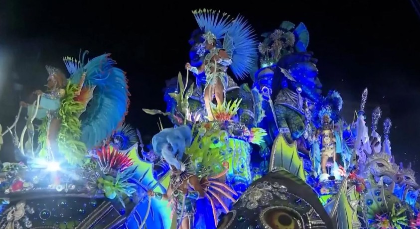 ბრაზილიაში მიმდინარე მასშტაბურ კარნავალს უამრავი ტურისტი ესწრება