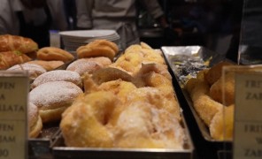 კორტინა დ’ამპეცოში ადგილობრივებსა და სტუმრებს ვაშლის დესერტით უმასპინძლდებიან