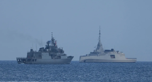 იტალიური ფრეგატი F 596 კვიპროსის სანაპიროსკენ მიემართება