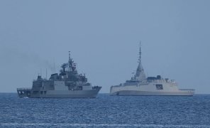 იტალიური ფრეგატი F 596 კვიპროსის სანაპიროსკენ მიემართება