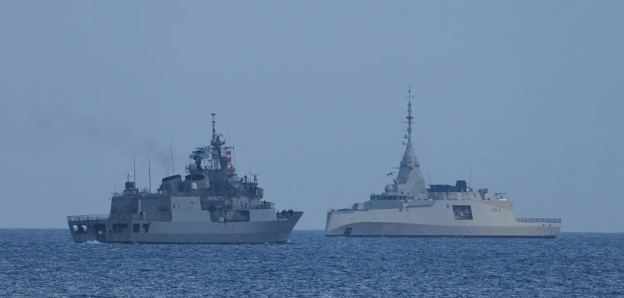 იტალიური ფრეგატი F 596 კვიპროსის სანაპიროსკენ მიემართება