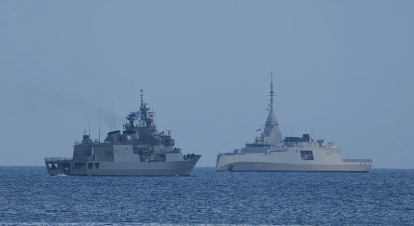 იტალიური ფრეგატი F 596 კვიპროსის სანაპიროსკენ მიემართება