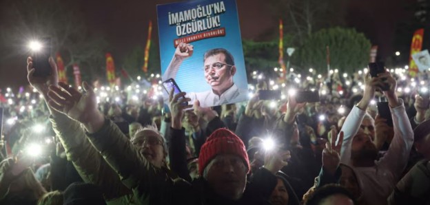 სტამბოლში ათიათასობით მოქალაქემ ექრემ იმამოღლუს ერთწლიანი პატიმრობა გააპროტესტა