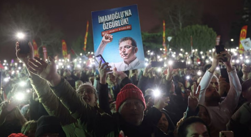 სტამბოლში ათიათასობით მოქალაქემ ექრემ იმამოღლუს ერთწლიანი პატიმრობა გააპროტესტა