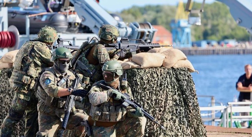 გერმანიიდან გამგზავრების შემთხვევაში, ზოგიერთი მამაკაცი ვალდებულია ბუნდესვერისგან ნებართვა აიღოს