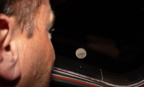 Artemis II-ის ეკიპაჟი მთვარეზე წარმატებული შემოვლის შემდეგ შინ ბრუნდება