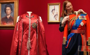 ბუკინგემის სასახლეში დედოფალ ელისაბედ II-ის ასობით ტანსაცმელი და ნივთია გამოფენილი