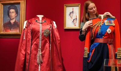 ბუკინგემის სასახლეში დედოფალ ელისაბედ II-ის ასობით ტანსაცმელი და ნივთია გამოფენილი