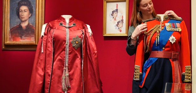 ბუკინგემის სასახლეში დედოფალ ელისაბედ II-ის ასობით ტანსაცმელი და ნივთია გამოფენილი