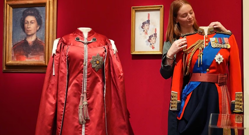 ბუკინგემის სასახლეში დედოფალ ელისაბედ II-ის ასობით ტანსაცმელი და ნივთია გამოფენილი