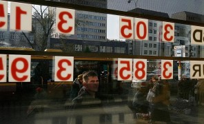 მთავრობა პოლონელებს, მოუწოდებს სახლში ნაღდი ფული შეინახონ