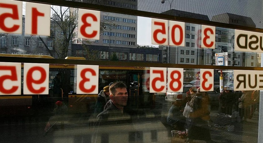 მთავრობა პოლონელებს, მოუწოდებს სახლში ნაღდი ფული შეინახონ