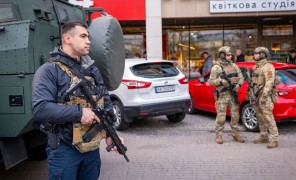 ორ პოლიციელს, რომლებიც კიევში სროლის დროს შემთხვევის ადგილიდან გაიქცნენ, უფლებამოსილება შეუჩერდათ