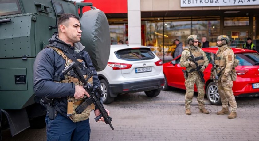 ორ პოლიციელს, რომლებიც კიევში სროლის დროს შემთხვევის ადგილიდან გაიქცნენ, უფლებამოსილება შეუჩერდათ