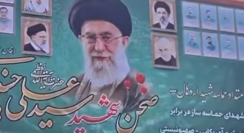 ირანში მოჯთაბა ხამენეი „მოწამებრივად დაღუპულთა“ ბანერზე გამოსახეს