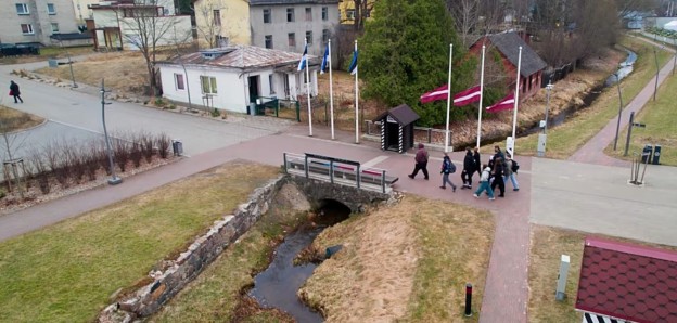 ორი ქვეყანა, ერთი ქალაქი - როგორ აგვარებენ ახალგაზრდები ესტონეთსა და ლატვიას შორის საზღვრის კვეთის საკითხს