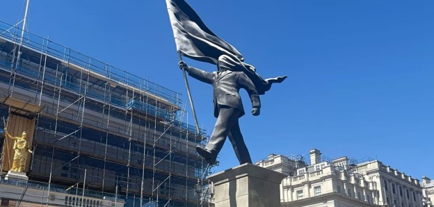 დროშით დაბრმავებული: ბენქსის ახალი ქანდაკება ლონდონის ცენტრში