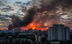 რუსულმა ძალებმა სხვადასხვა ტიპის რაკეტებითა და დრონებით კიევზე მასშტაბური იერიში მიიტანეს