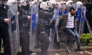 პოლიცია თურქეთის მთავარი ოპოზიციური პარტიის ოფისში შეიჭრა