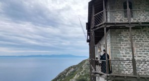 ბერძნულ კუნძულ ანდროსზე ერთ-ერთი მონასტრის აღდგენილი კოშკები ხელოვნების გალერეად გადაკეთდა